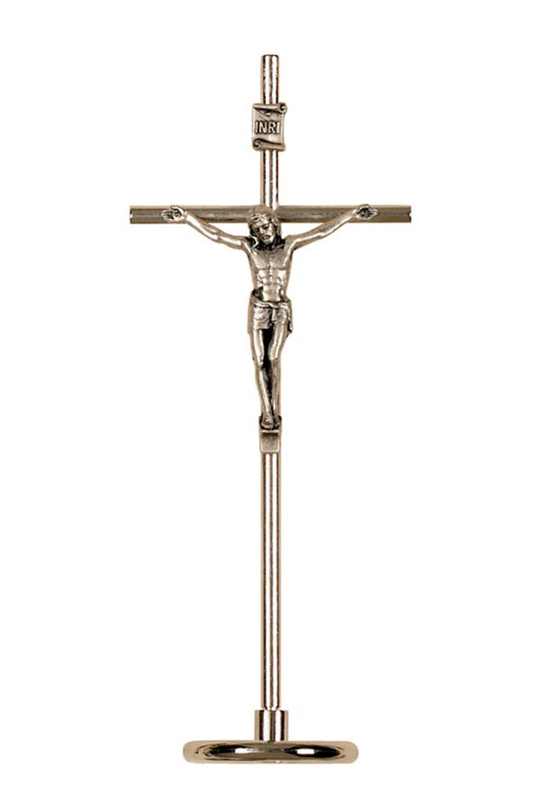 Crucifix en métal argenté sur base, 15,2 cm